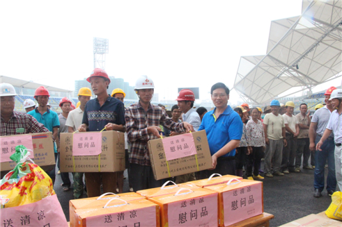 市總工會黨組書記、常務副主席為在建體育場農(nóng)民工送清涼