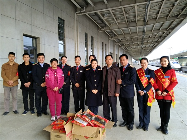 梧州市總工會(huì)副主席唐彤、李燦培一行慰問(wèn)梧州火車(chē)南站職工