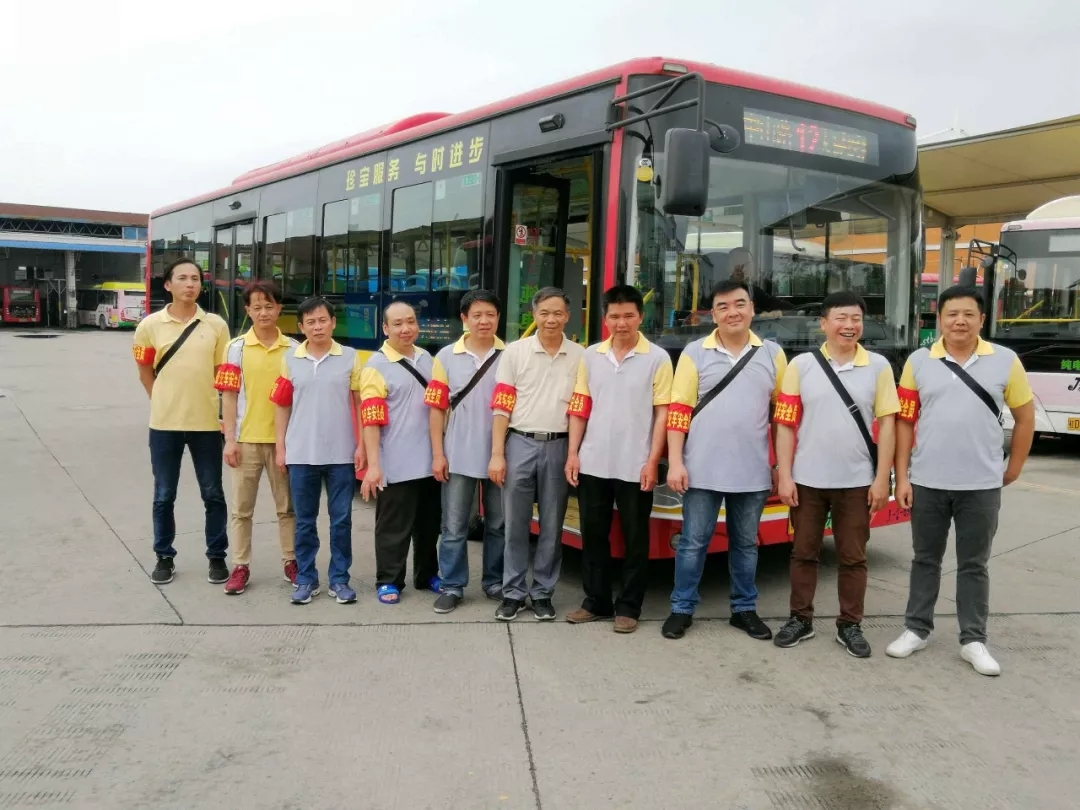 你坐過(guò)12路公交車(chē)嗎？為你服務(wù)的是“全國(guó)工人先鋒號(hào)”哦