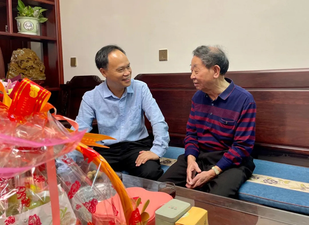 秋意濃，情意真，重陽(yáng)慰問(wèn)暖人心
