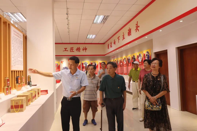 退休不褪色，丹心永向黨丨市總工會(huì)退休黨支部開(kāi)展主題黨日活動(dòng)