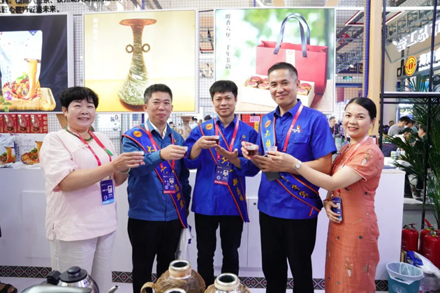 梧茶飄香展魅力，技能創(chuàng)新眾人捧丨梧州六堡茶亮相第二屆大國(guó)工匠創(chuàng)新交流大會(huì)