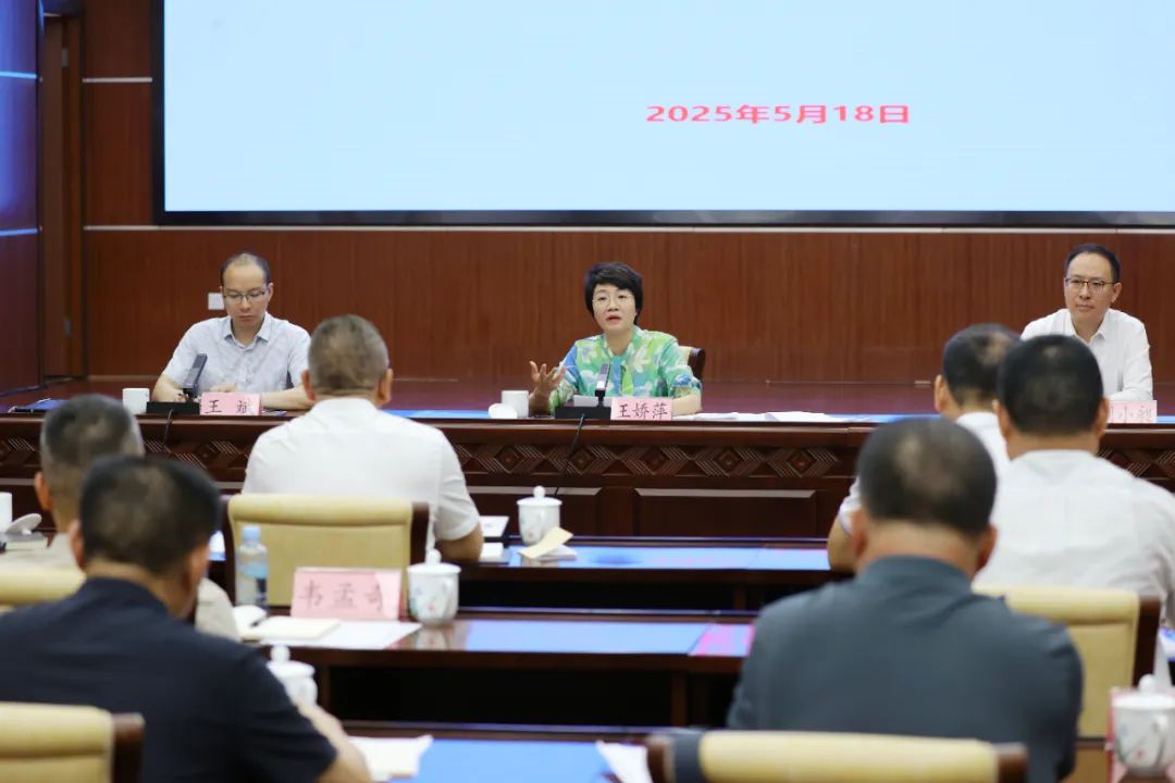 調(diào)研組在自治區(qū)總工會(huì)召開座談會(huì)，了解我區(qū)工會(huì)相關(guān)工作情況.jpg