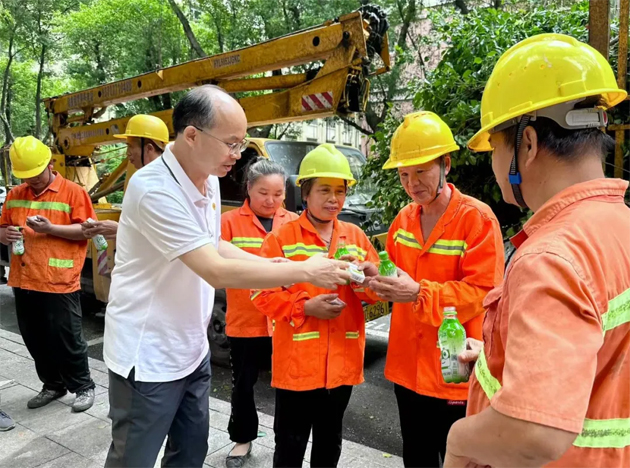 清涼驅(qū)暑熱，關(guān)懷沁人心丨梧州市總工會與愛心企業(yè)為艱苦崗位一線職工送清涼
