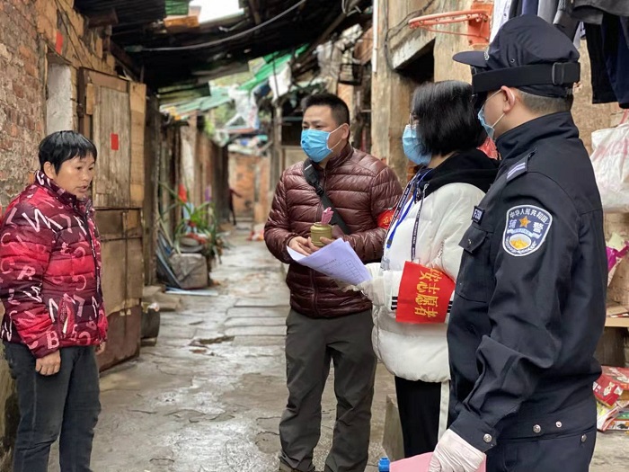 圖2.2月4日，萬秀區(qū)總工會主席莫培燁到龍骨社區(qū)協(xié)助開展疫情防控核查和宣傳工作.jpg