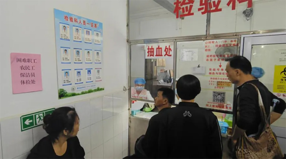 龍圩區(qū)總工會(huì)為困難職工、農(nóng)民工等群體人員開展免費(fèi)體檢活動(dòng)